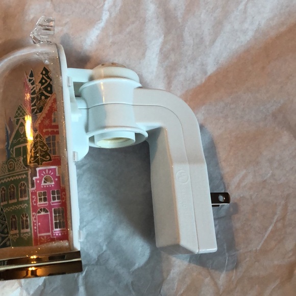 Bath & Body Works Holiday Village Cloche Nightlight Wallflowers Fragrance Plug. - Picture 8 of 11